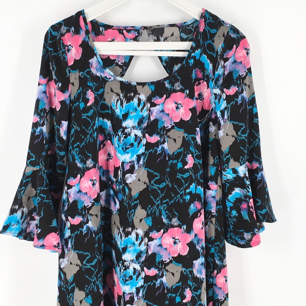 Just Fab Floral Bell Sleeve Keyhole … - Picture 2 of 8